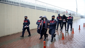 Ağabeyinin evinden hırsızlık yapan şüpheli suç ortağıyla yakalandı