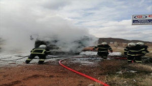 Aksaray'da seyir halindeyken yangın çıkan tırda hasar oluştu