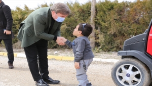 Aksaray Valisi Aydoğdu, sosyal medyadan kendisine ulaşan genci ziyaret etti