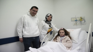 Ameliyat olması risk taşıyan minik Mina'nın safra yolu tıkanıklığı mıknatısla açıldı