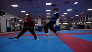 Annesinin kendisini savunması için gönderdiği tekvandoda başarıya doymuyor