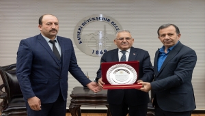 Başkan Büyükkılç'a Tomarza çiftçileri adına plaket verildi