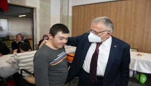 Başkan Büyükkılç down sendromlu çocuklarla bir araya geldi