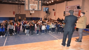 Başkan Yaka öğrencilere okul çantası hediye etti