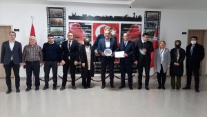 Beypazarı'nda vergi sıralamasına giren okula plaket