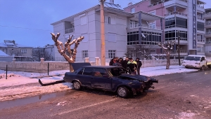 Buzda kayan otomobilin elektrik direğine çarpması sonucu 1 kişi yaralandı