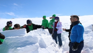 Doktorlar Erciyes'te iglo yapıp doğada kalma becerilerini geliştirdi