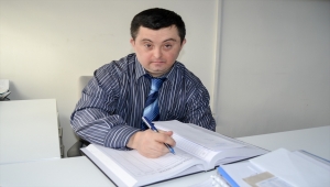 Down sendromlu belediye çalışanı azmiyle örnek oluyor