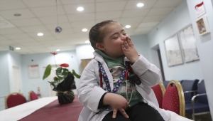 Down sendromlu minik "doktor" Melek, şifa niyetine neşe dağıtıyor
