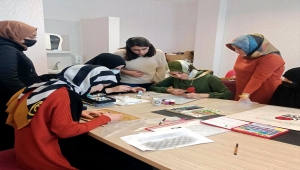 Edebiyat öğretmeni, gönül verdiği hat ve tezhibi gençlere öğretiyor