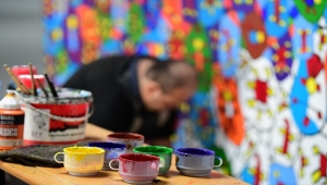 Engelli ressam, Altındağ'ın duvarlarına renkli dünyasını yansıtıyor
