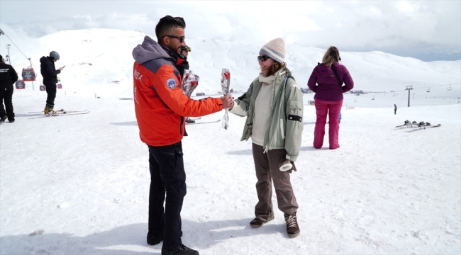 Erciyes'te kadın kayakseverlerin Dünya Kadınlar Günü kutlandı