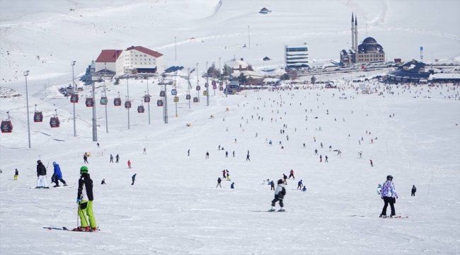 Erciyes'te pistler mart ayında kayakseverlerle doldu