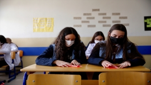 Eskişehir'de pembe kağıt uçaklar gökyüzünü renklendirdi 