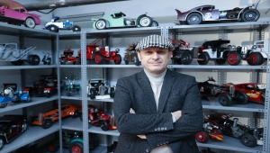 Filmlerdeki simge araçların modellerini eski dikiş makinesi parçalarıyla üretiyor