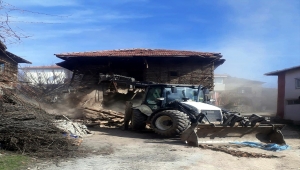 Güdül'de metruk evler yıkılıyor