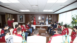 İzmir'deki yarışmaya katılan öğrencilerden Belediye Başkanı Demirbaş'a ziyaret