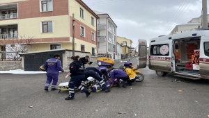 Karaman'da öğrenci servisiyle çarpışan motosikletin sürücüsü yaralandı