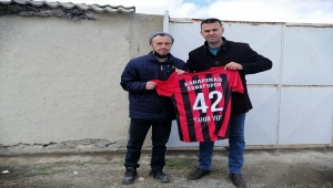 Karapınar Esnafspor yönetimi down sendromlu iki kişiye forma hediye etti