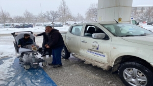 Kayseri'de belediye ekipleri, ayağı alçılı genci hastaneye götürdü