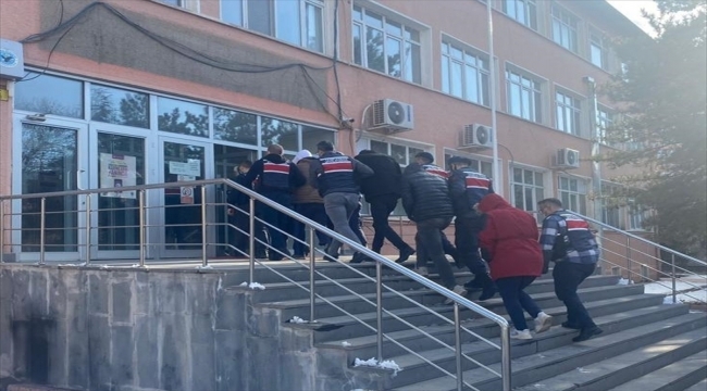 Kayseri'de hırsızlık şüphelileri, jandarma tarafından suçüstü yakalandı