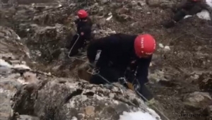 Kayseri'de itfaiye ekipleri uçuruma düşen keçiyi 6 saatte kurtardı