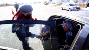 Kayseri'de kadın jandarmalar trafik uygulamasında hemcinslerine çiçek verdi
