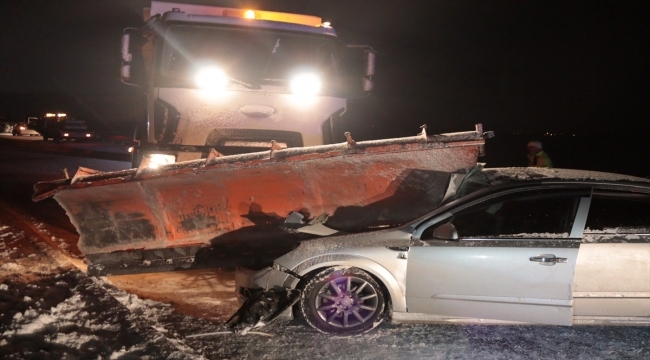 Kayseri'de kar küreme aracı ile otomobilin çarpıştığı kazada 2 kişi yaralandı