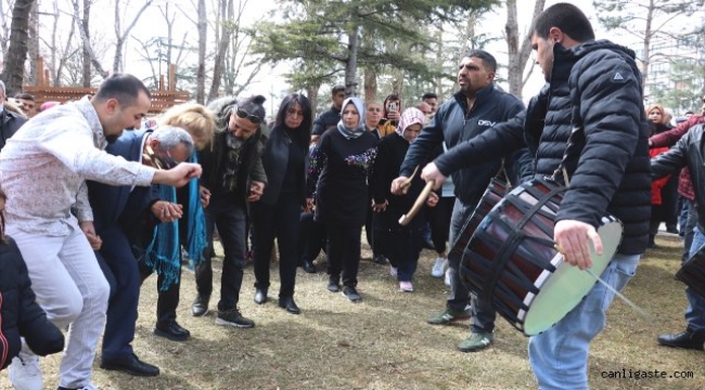Kayseri'de mahalleliler baharın gelişini halaylarla kutladı