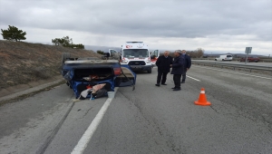 Kırıkkale'de devrilen otomobildeki 2 kişi yaralandı