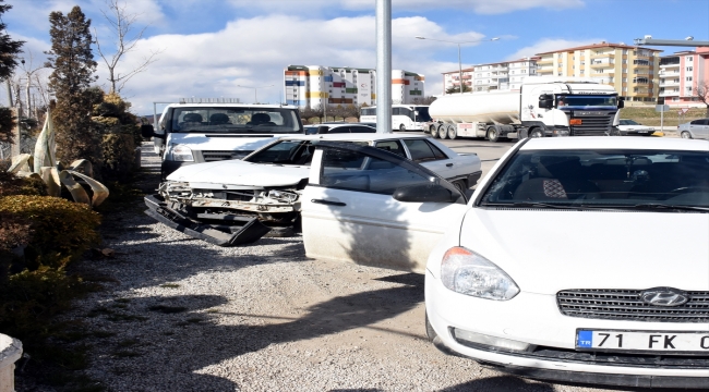 Kırıkkale'de otomobil ve hafif ticari aracın çarpıştığı kazada 4 kişi yaralandı