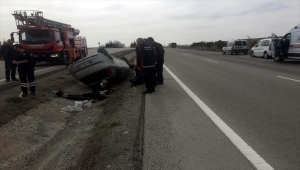 Kırıkkale'de otomobilin refüje devrilmesi sonucu 4 kişi yaralandı