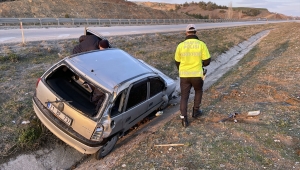 Kırıkkale'de şarampole devrilen otomobilin sürücüsü yaralandı
