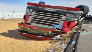 Kırşehir'de devrilen tırın sürücüsü yaralandı