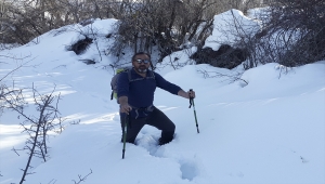 Kırşehir'de iki dağcı Neşet Ertaş'ın "Gönül Dağı"na tırmandı