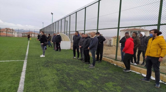 Kırşehir Valisi Akın, futbol sahası tesislerinde yapılan çalışmaları inceledi