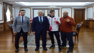 Kırşehir Valisi Akın şampiyon sporcuyu tebrik etti