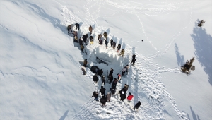 Konya'da bin 700 rakımdaki Cula Deliği'ne kar dolduruldu