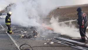 Kulu'da seyir halindeki kamyonetin kasasında yangın çıktı