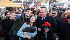 Memleket Partisi Genel Başkanı İnce, kadınlara karanfil dağıttı