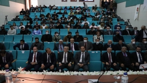 Niğde'de "Dijitalleşen Dünyada Medya ve Sanayide Alternatif Sektörler" paneli düzenlendi