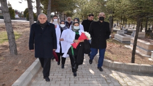 Sağlık çalışanları Kovid-19'dan vefat eden meslektaşlarını mezarı başında andı