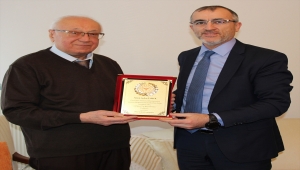 Sivas Numune Hastanesi yönetimi, emekli doktorları evlerinde ziyaret etti