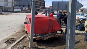Sivas'ta iki otomobilin çarpıştığı kazada 4 kişi yaralandı