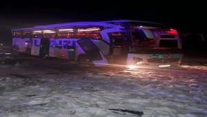 Sivas'ta yolcu otobüsünün devrilmesi sonucu 20 kişi yaralandı 