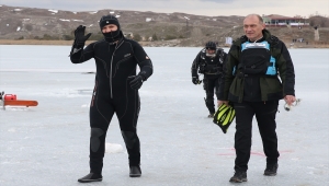 Sivas Valisi Ayhan, Tödürge Gölü'nü tanıtmak amacıyla buz altı dalış yaptı
