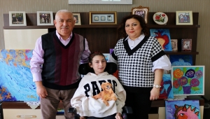 Tekerlekli sandalyesinde çizdiği resimlerle 4. sergisine hazırlanıyor