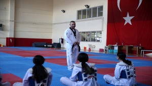 Tekvando eğitimi aldığı proje sayesinde şimdi kendisi sporcu yetiştiriyor