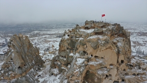 Turistler beyaza bürünen Kapadokya'da karın keyfini çıkardı