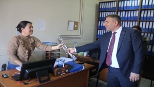 Ulaş Kaymakamı Baş, kadınlara çiçek vererek günlerini kutladı